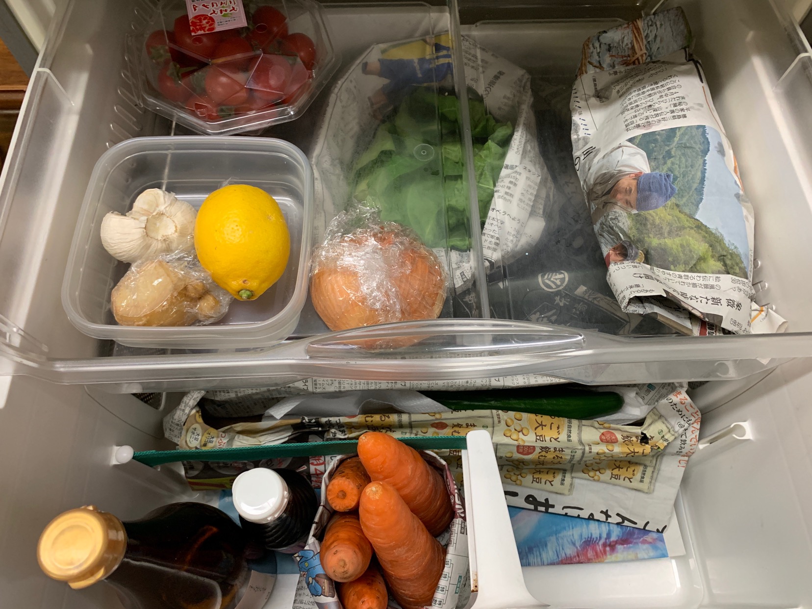 冷蔵庫の中 野菜室は新聞紙で袋を作って整理 さゆりっぷ